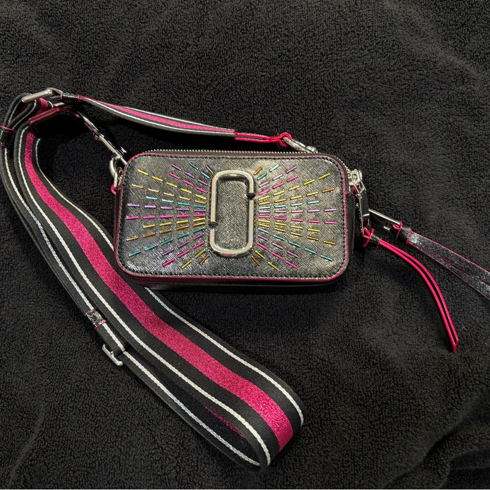 😍Authentic Marc Jacobs Black and Pink Crossbody Bag